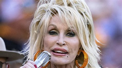 Dolly Parton, 77, flashes her famous cleavage in a bedazzled。